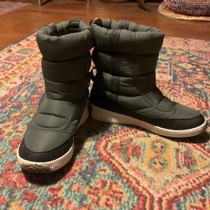 Sorel Women's Out 'N About Puffy Mid Boots Size 8.5